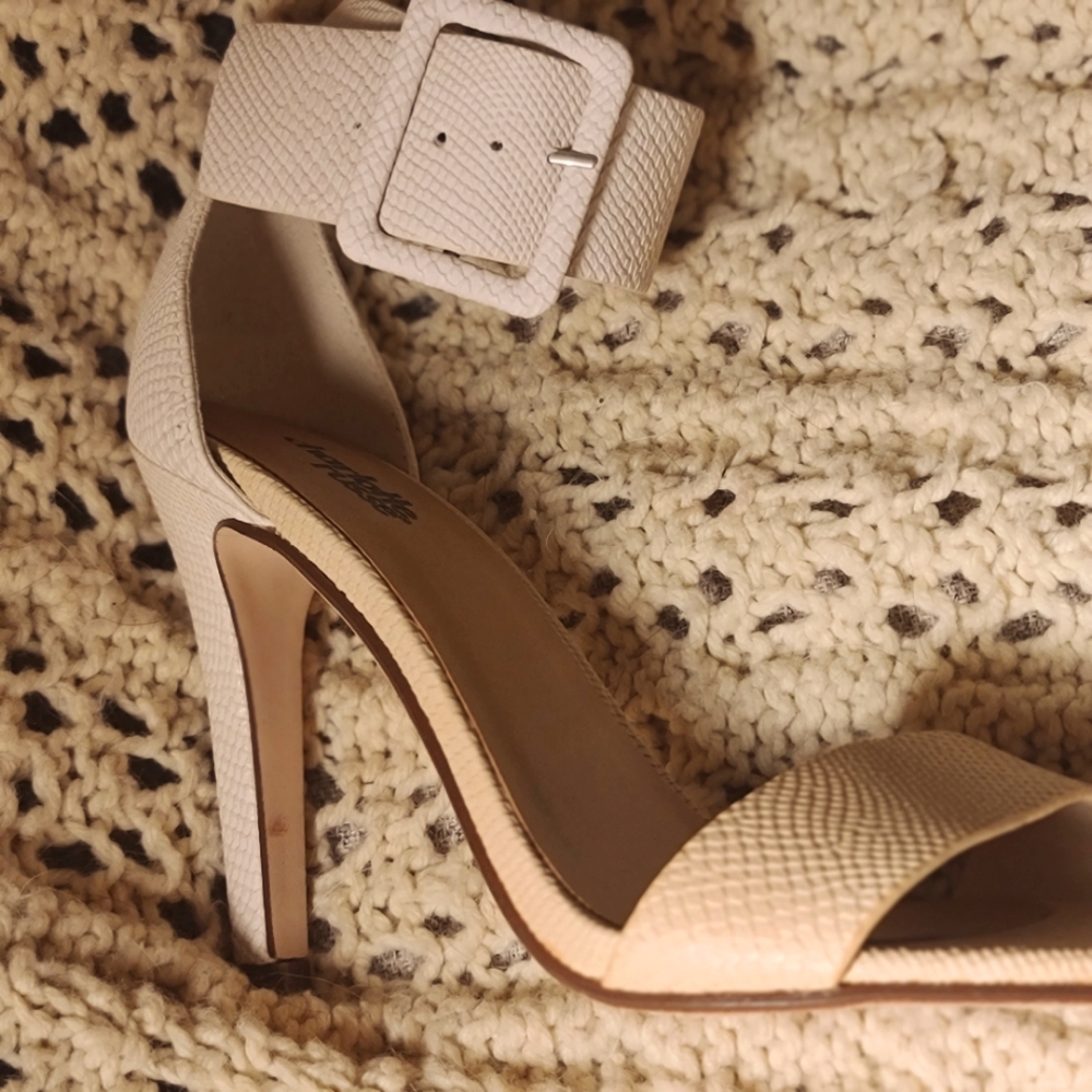 ANKLE STRAP HEELS SZ 8